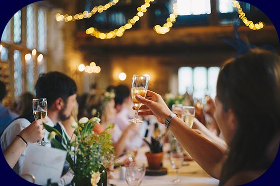 Sektempfang auf Hochzeit, die Gäste erheben ihr Glas